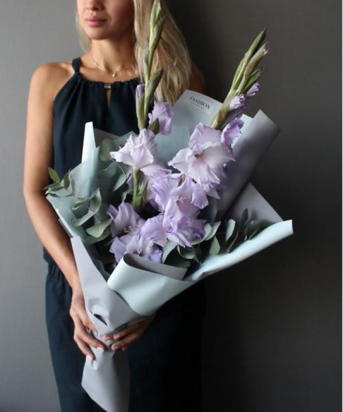 3 гладиолуса Милка с эвкалиптом №3058