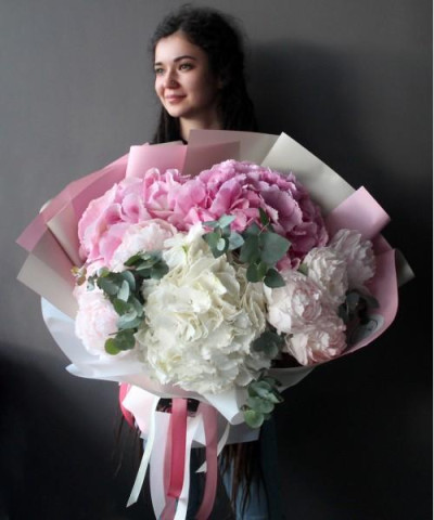Белые и розовые гортензии с пионами в букете "Мечта" №3019