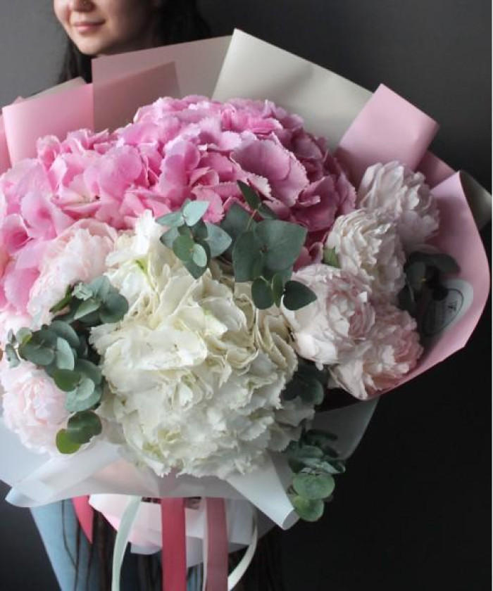 Белые и розовые гортензии с пионами в букете 