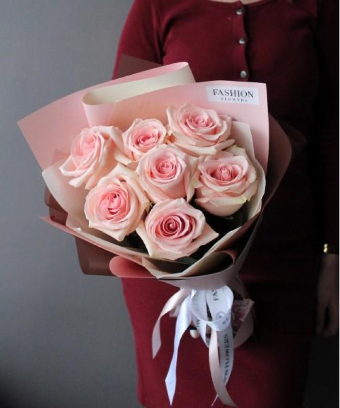 7 розовых роз Салма №4124