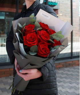 7 красных роз Эксплорер с эвкалиптом №2096
