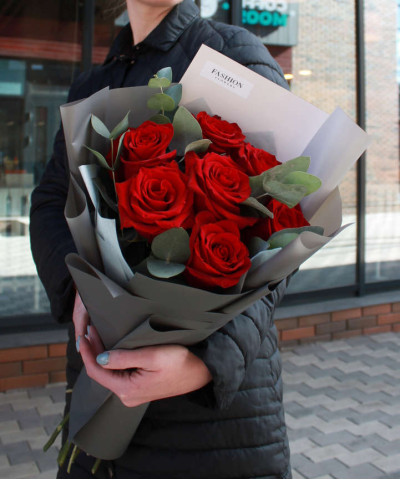 7 красных роз Эксплорер с эвкалиптом №2096