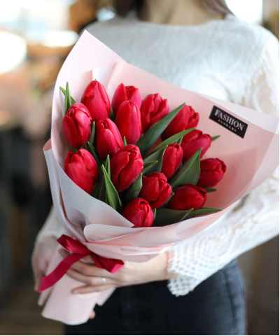 "Санторини" букет из 15 красных тюльпанов №4679