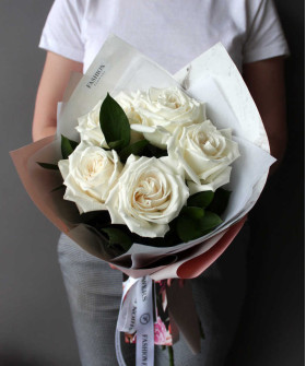 5 белых роз Плая бланка с рускусом №2679