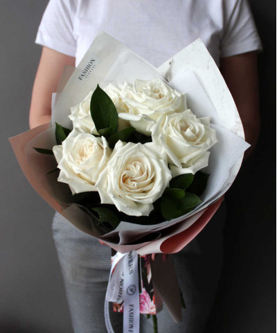 5 белых роз Плая бланка с рускусом №2679