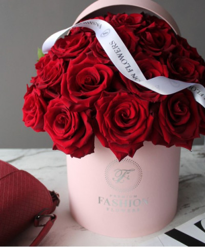 25 красных роз Эксплорер в коробке №2952