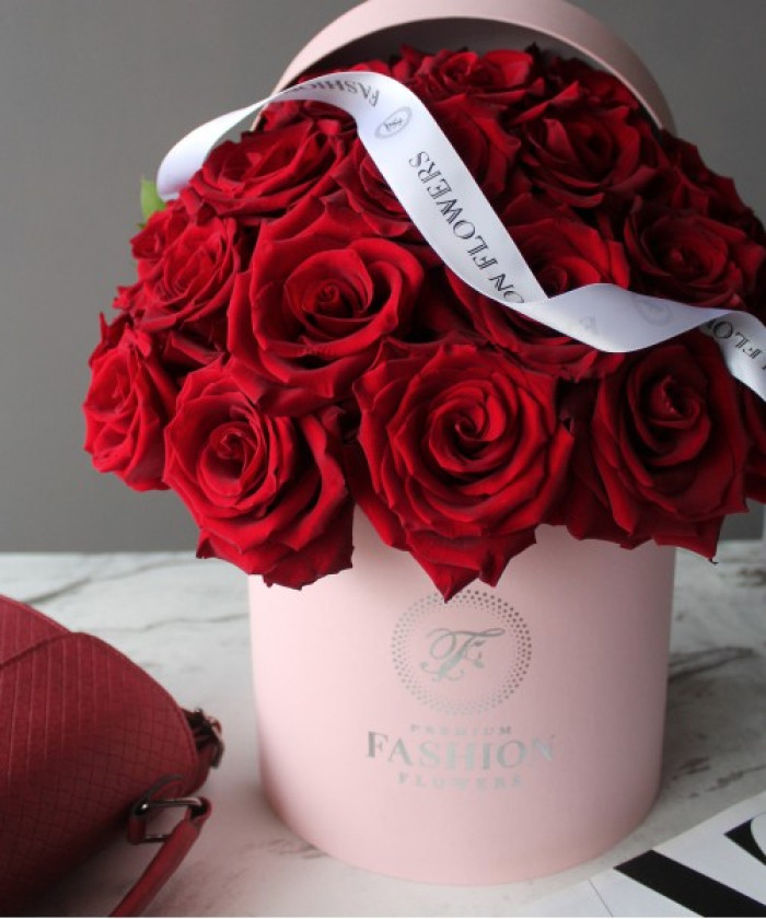 25 красных роз Эксплорер в коробке №2952