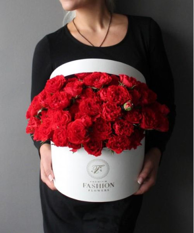 Пионовидные кустовые розы в коробке №3049