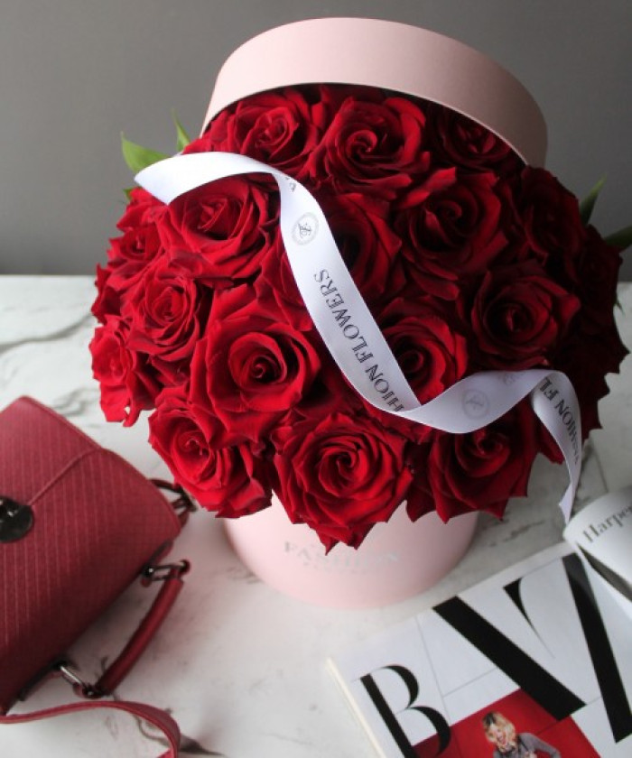 25 красных роз Эксплорер в коробке №2952