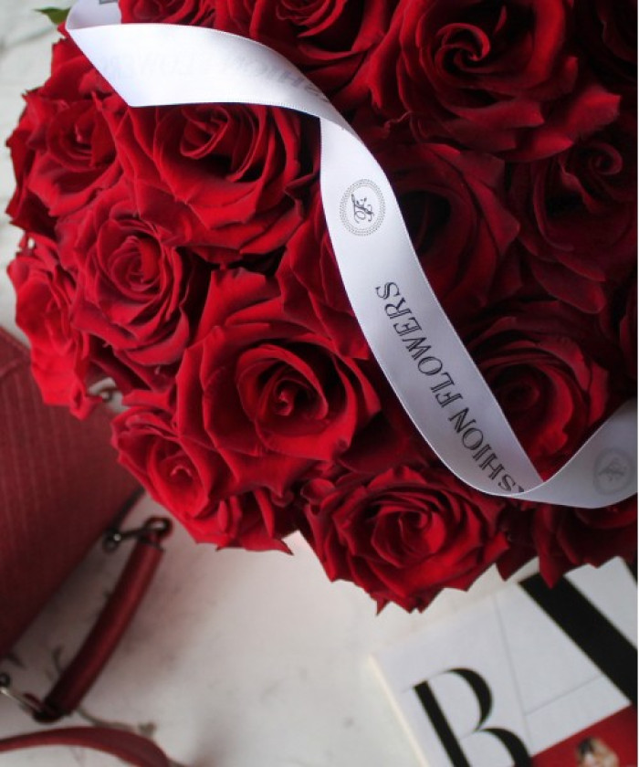 25 красных роз Эксплорер в коробке №2952