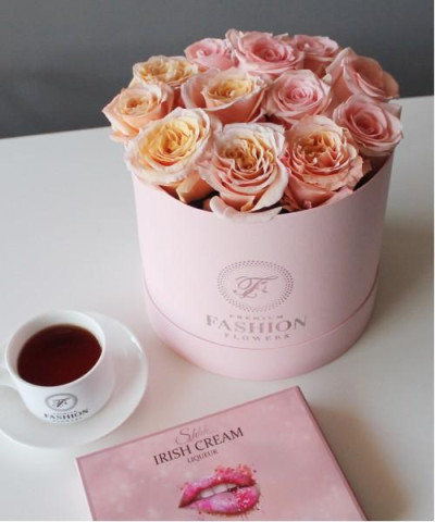 Персиково-розовые розы в коробке №2970