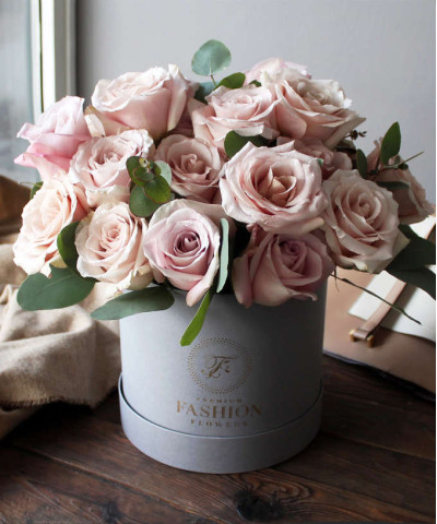 "Квинс" Монобукет пудровых роз в коробке №2954