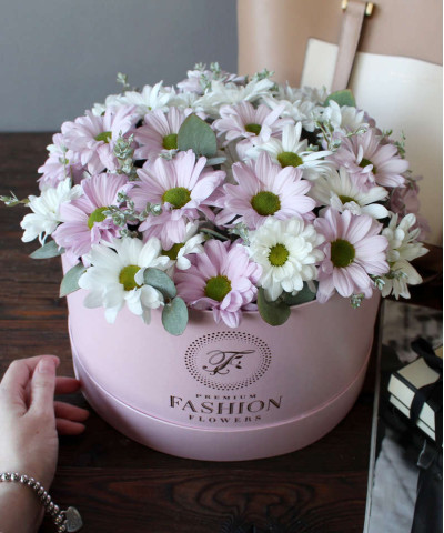 Розовые и белые ромашковые хризантемы в шляпной коробке "Пеони" №2665