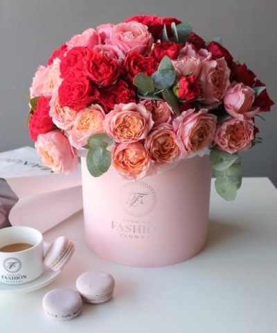 Яркая композиция из кустовых роз в коробке №3087