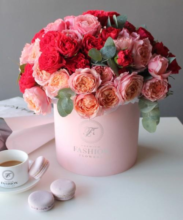 Яркая композиция из кустовых роз в коробке №3087