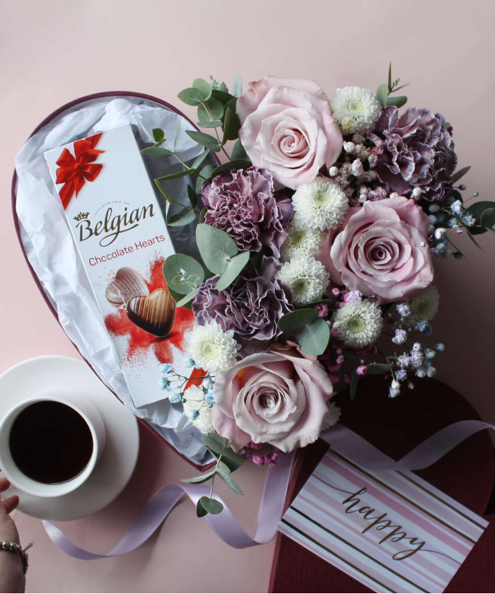 Коробка-сердце с цветами и шоколадом, 30 см №6287