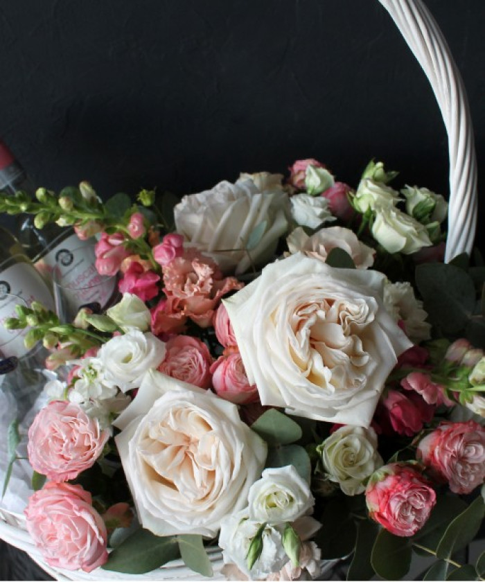 Подарочная корзина с вином и цветами №3257