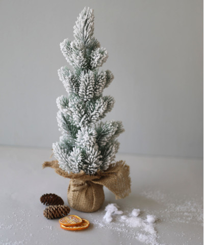 Заснеженная ель в кашпо, 43 см (малая)
