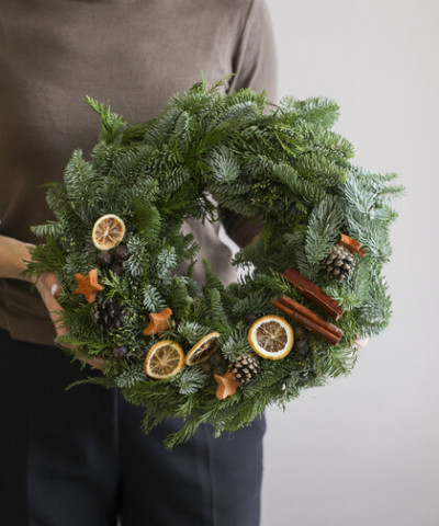 Новогодний венок из хвои d-35см
