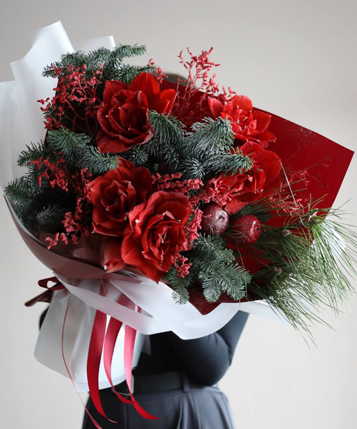 Авторский зимний букет с красными амариллисами Дабл Кинг №7450