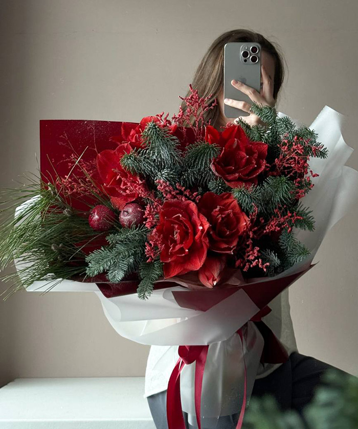 Авторский зимний букет с красными амариллисами Дабл Кинг №7450