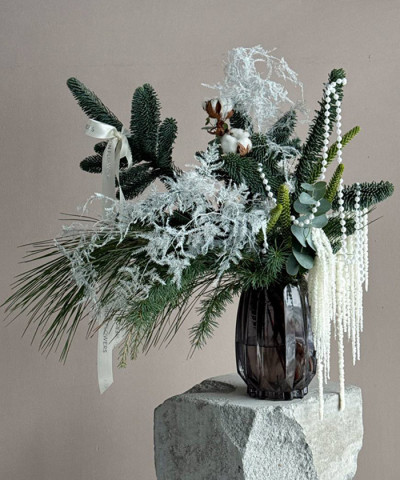 «Pure December» авторская хвойная композиция в вазе