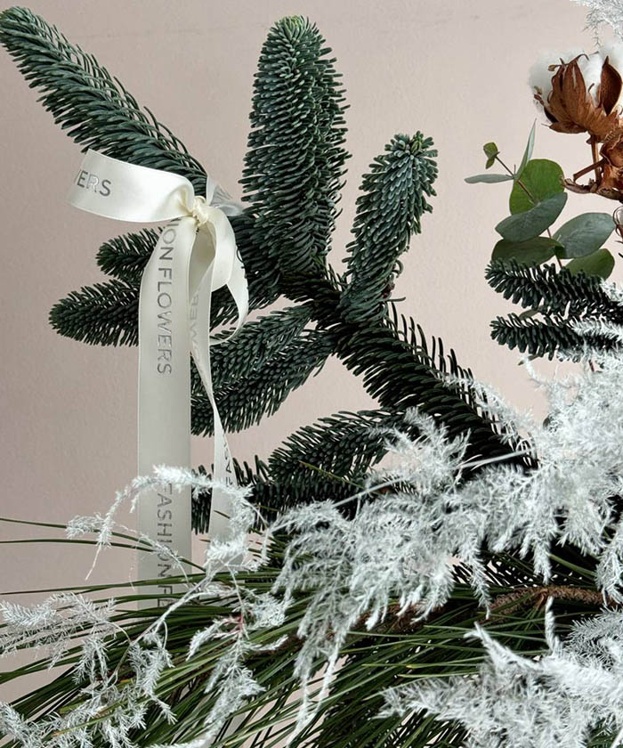 «Pure December» авторская хвойная композиция в вазе