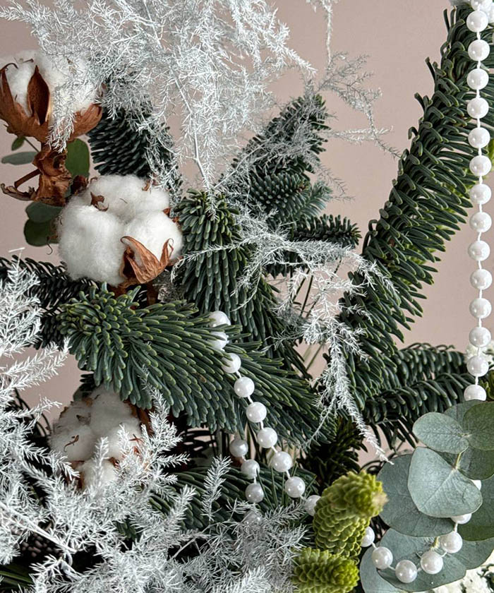 «Pure December» авторская хвойная композиция в вазе