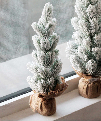 Заснеженная ель в кашпо, 43 см (малая)