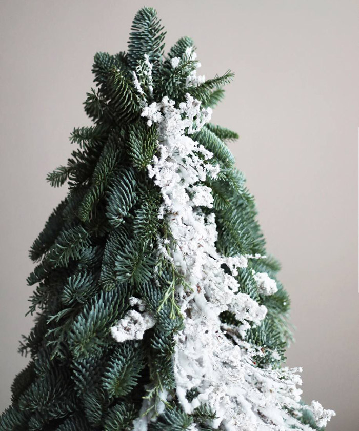 Ель ручной работы из нобилиса и заснеженных ветвей «Зимний сон» №9683