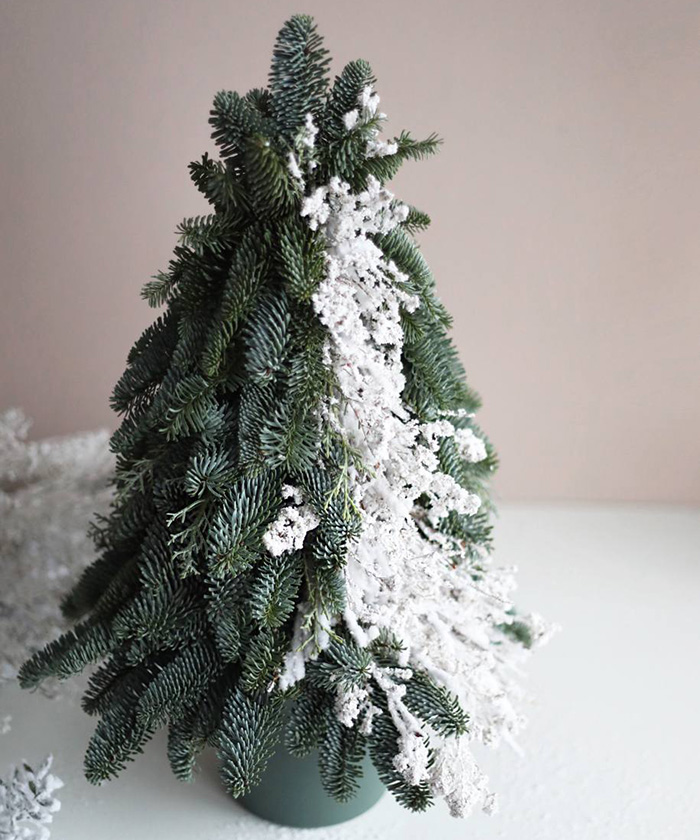 Ель ручной работы из нобилиса и заснеженных ветвей «Зимний сон» №9683