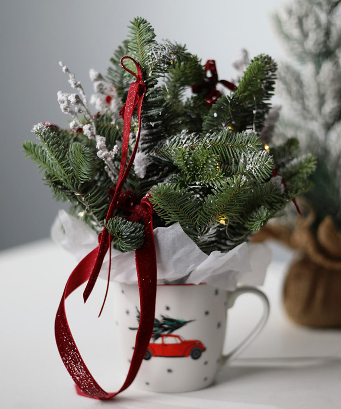 Новогодняя композиция из хвои в кружке №3278 