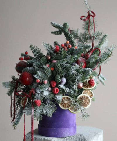 "Волшебного Нового Года!" поздравительная хвойная композиция в ягодных оттенках №0345