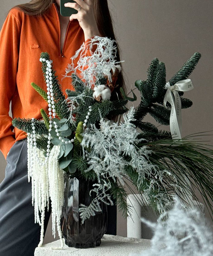 «Pure December» авторская хвойная композиция в вазе