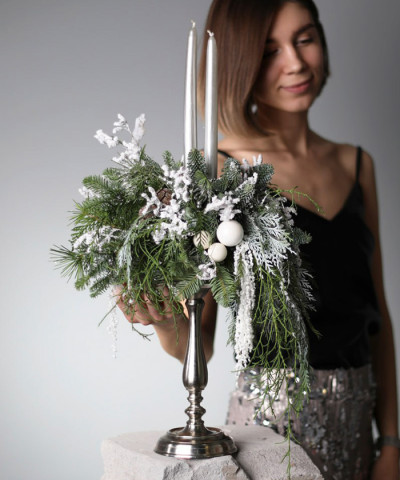 "Снежные мотивы" композиция со свечами и хвоёй на подсвечнике №9905