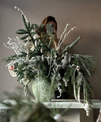 "Зимняя роскошь" авторская хвойная композиция в вазе Шинуазри green