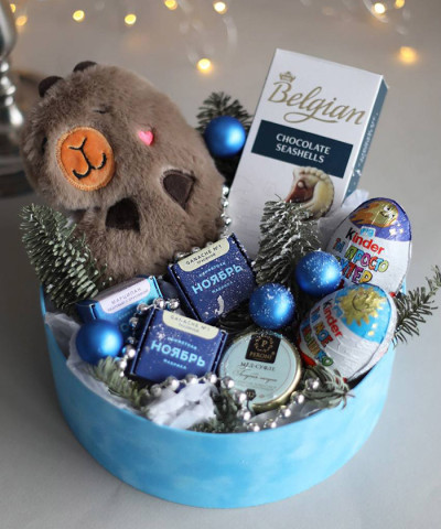 "Сладкий Новый год" детский новогодний подарочный набор с капибарой и киндерами №0687