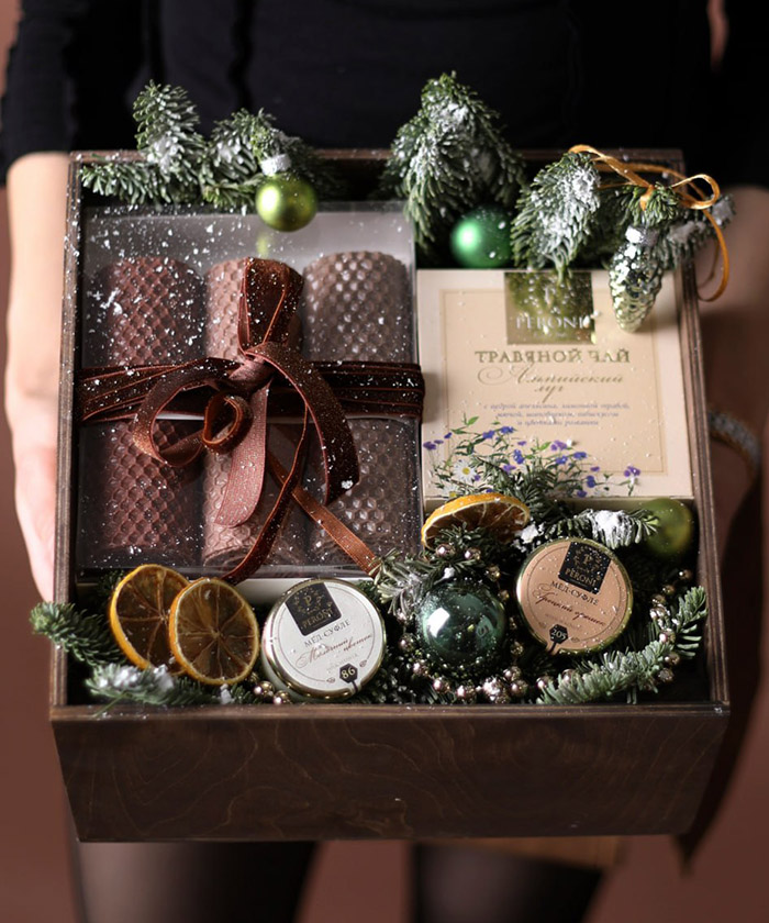 Подарочный новогодний набор с чаем и мёдом-суфле Peroni и медовыми свечами №4765