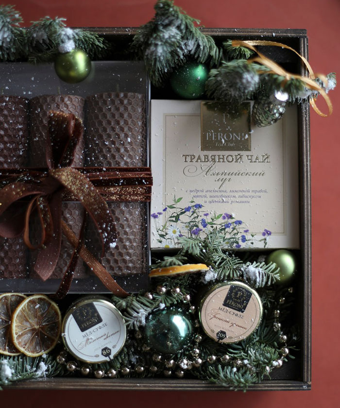 Подарочный новогодний набор с чаем и мёдом-суфле Peroni и медовыми свечами №4765