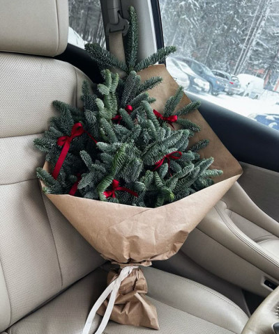 Ветки норвежской хвои Нобилис с бантами, в крафте