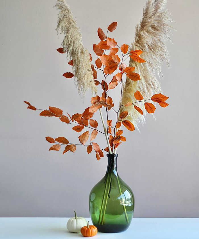 Осенние ветки бука и кортадерия в стеклянной вазе-бутыль №2811