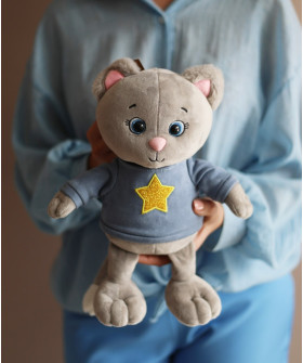 Котик Грей в толстовке 25 см, Мягкая игрушка