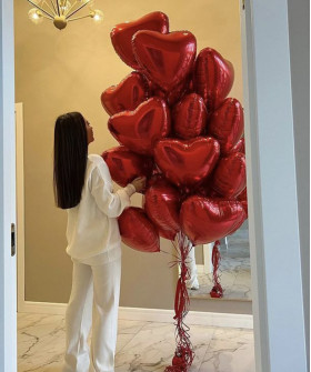 Охапка из 25 красных фольгированных шаров сердец