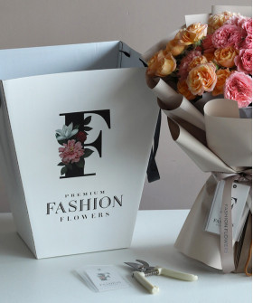 "Комплект забота" Всё включено кроме букета: секатор + подкормка + аквабокс + коробка + открытка