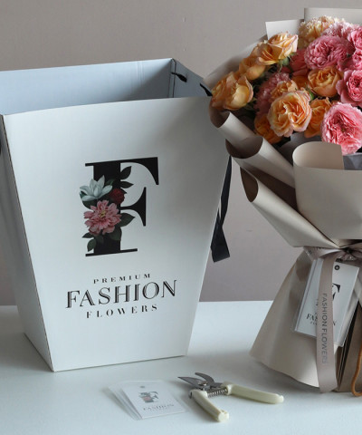 "Комплект забота" Всё включено кроме букета: секатор + подкормка + аквабокс + коробка + открытка